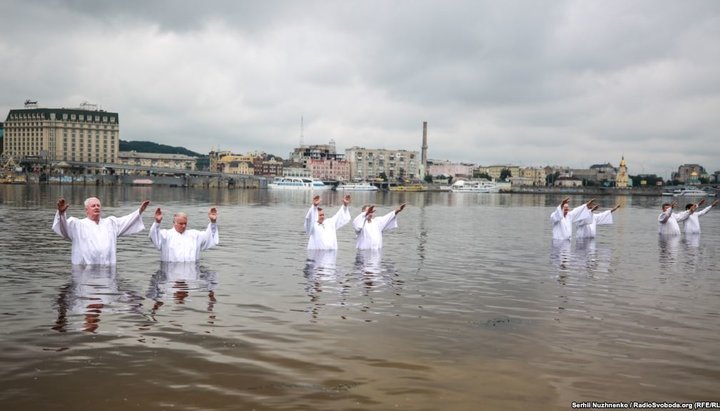 При обряді хрещення у баптистів першими у воду заходять пастори