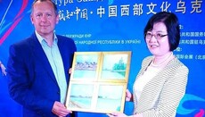 У Києві делегації КНР подарували картину з зображенням православної церкви