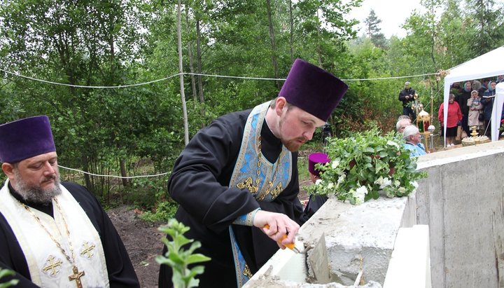 Молебен и закладку камня в основание новой часовни совершил благочинный Резекненского округа протоиерей Виктор Теплов