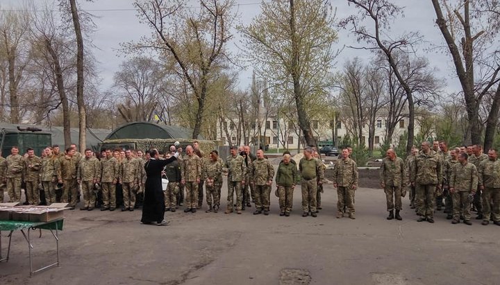 Отець Анатолій Кузнєцов з військовими