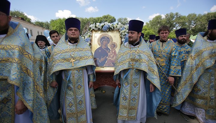 Крестный ход с Тихвинской иконой Богоматери