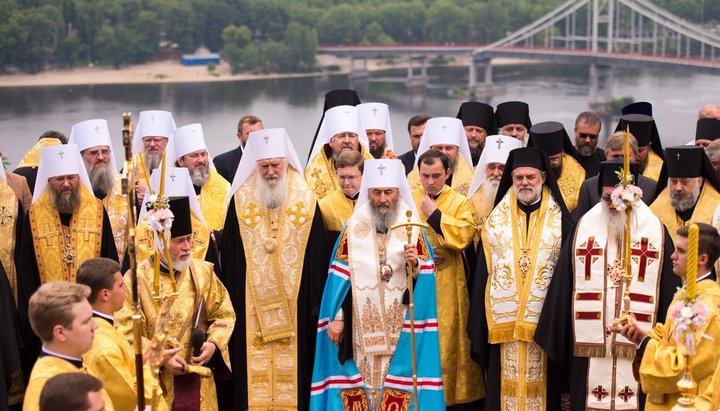 Блаженніший Митрополит Онуфрій під час молебню на Володимирській гірці