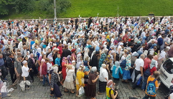 Колона хрестоходців йде по вул. Грушевського