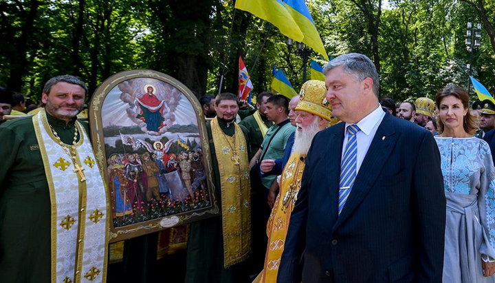 Как сравнить несравнимое: крестный ход УПЦ и парад раскольников