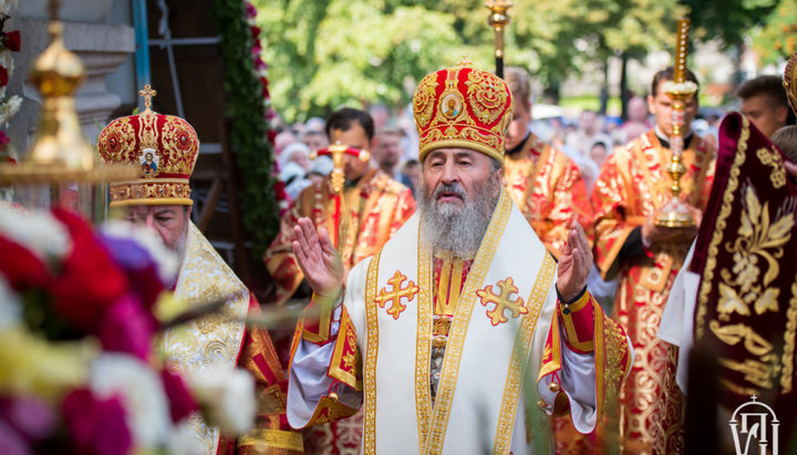 Блаженніший Митрополит Онуфрій за богослужінням