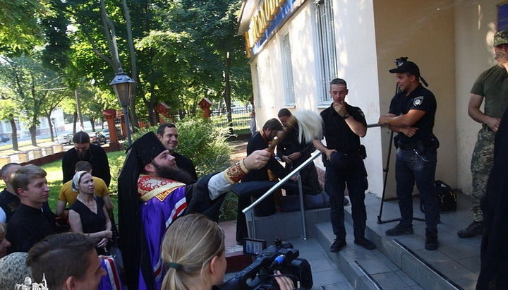 Numerous believers had to consecrate their offerings outside the temple, which they themselves revived