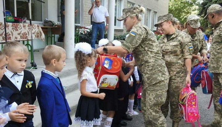 Гуманітарну допомогу школярам вручили українські військовослужбовці