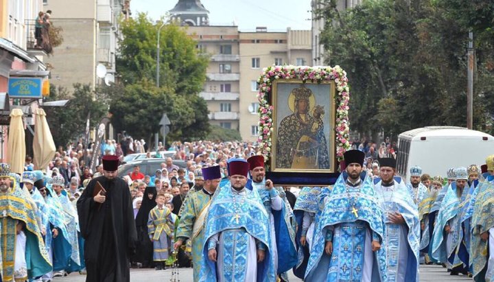 Крестный ход с Подольской иконой Богородицы в Житомире