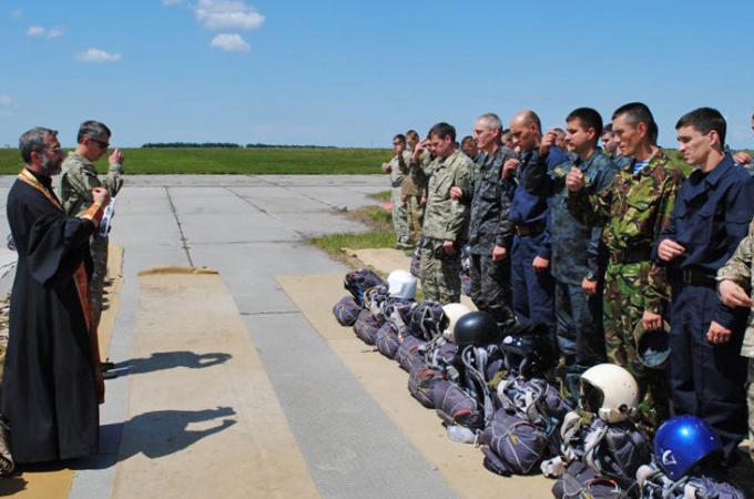 ФОТОРЕПОРТАЖ. «Повітряний десант» в Олександрії отримав благословення на стрибки з парашутом