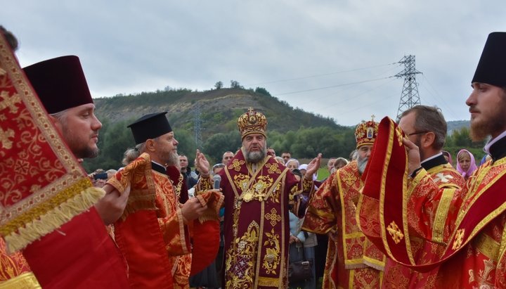 Богослужіння на площі перед Лядовським монастирем