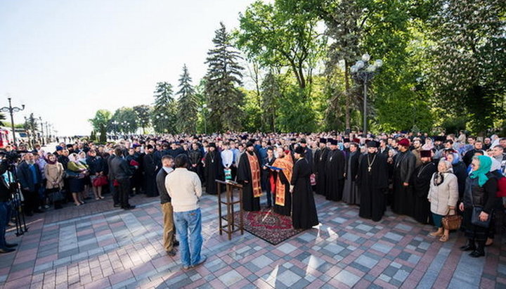 Молебень біля стін Верховної Ради України