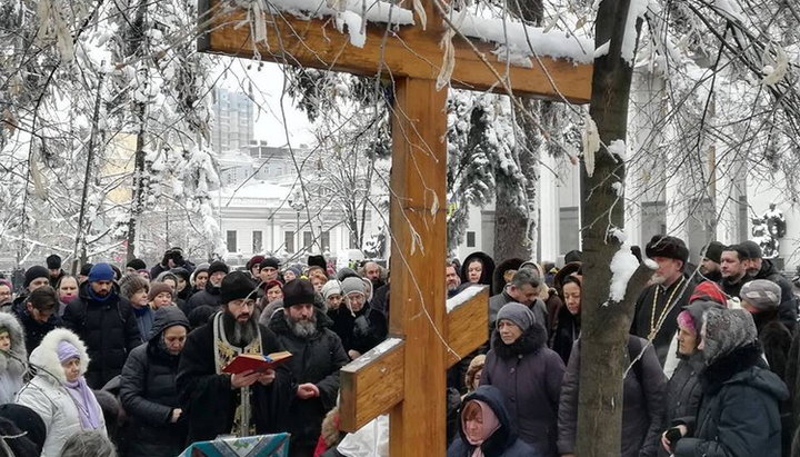 Молитовне стояння біля стін Верховної Ради