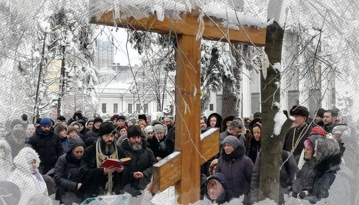 Во время сессии Верховной Рады верующие УПЦ собрались на молебен