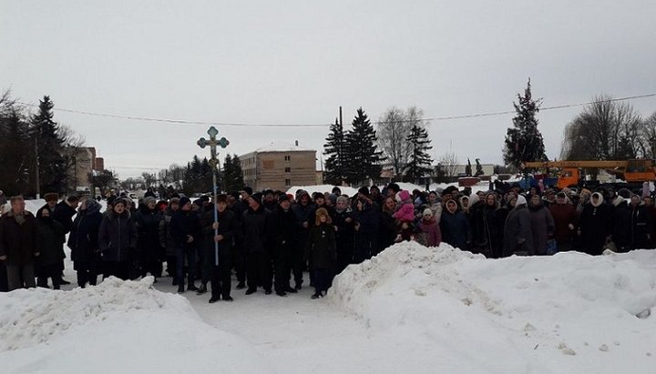 Духовенство та миряни Чернігівщини звершили молитовне стояння біля Борзянської райради та РДА з метою привернути увагу влади до порушення прав вірян УПЦ.