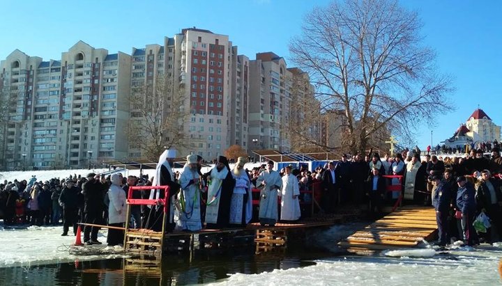 Народ, как шел в храм до томоса, так и после томоса шел набирать освященной воды