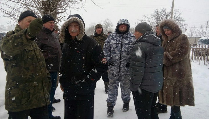 В Веселом вооруженные радикалы заставляют общину УПЦ перейти в ПЦУ