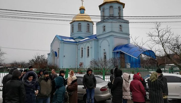 В Погребах Киевской области верующие УПЦ опасаются захвата единственного в селе православного храма.