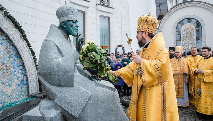 «Предстоятель» новой церковной структуры у памятника почившему Блаженнейшему Митрополиту Киевскому и всея Украины Владимиру