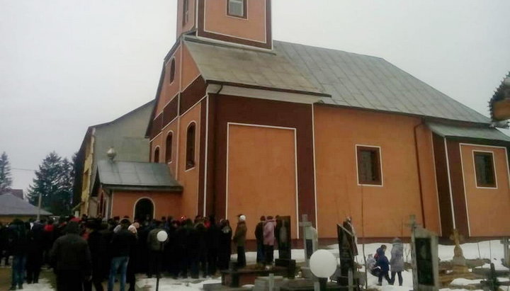 Церковь в честь Рождества Пресвятой Богородицы в поселке Ясиня