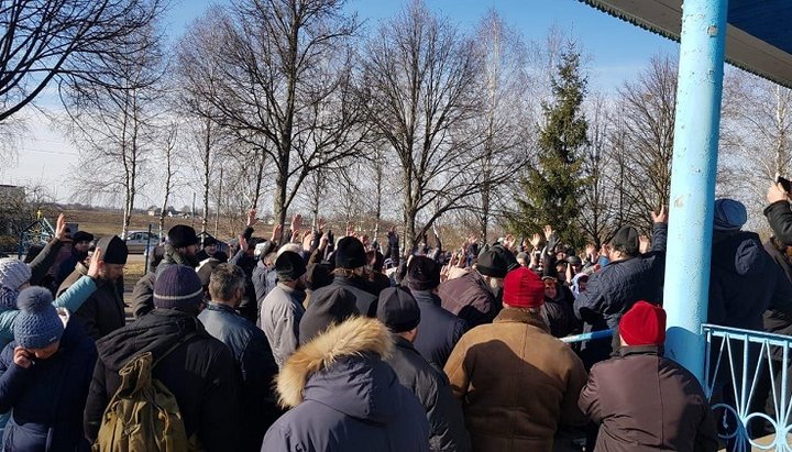 В селах були проведені збори з питання зміни юрисдикції, в яких в тому числі взяли участь люди, які не мають ніякого відношення до села.