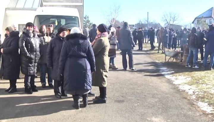 На території храму перебували представники правоохоронних органів, «активісти» і приїжджі «парафіяни».