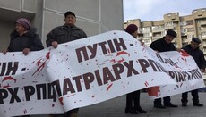 Противники УПЦ прийшли до Волинської ОДА з «закривавленими» транспарантами