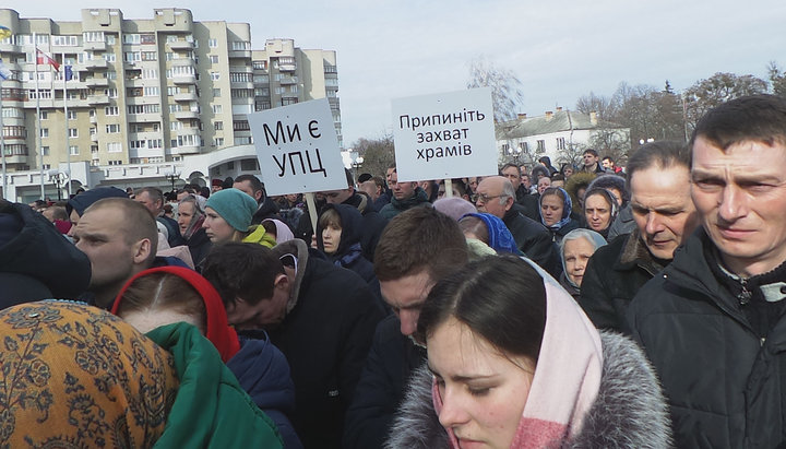 Молитвенное стояние верующих УПЦ перед Волынской ОДА