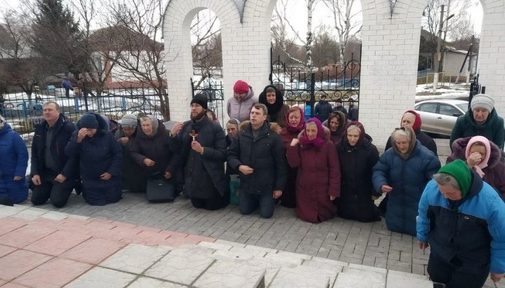 В день собрания территориальной общины села прихожане Свято-Варваринской церкви совершали молитвенное стояние за сохранение храма.