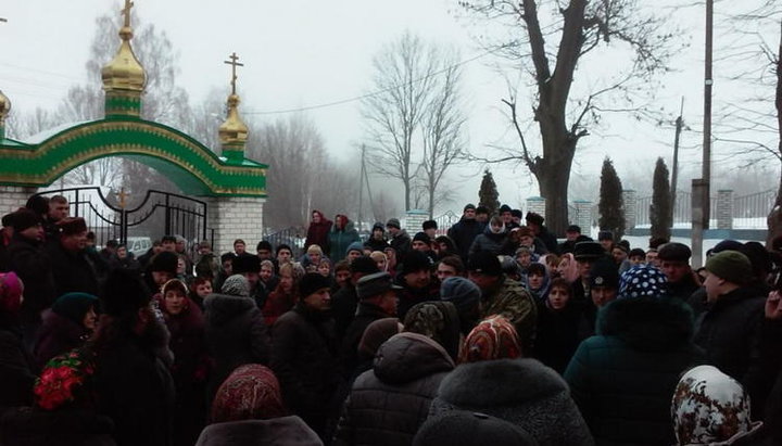 Під час захоплення храму УПЦ у с. Гніздичне побили віруючих УПЦ.