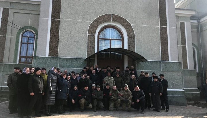 «Правий сектор» після захоплення храму у селі Гніздичне. 