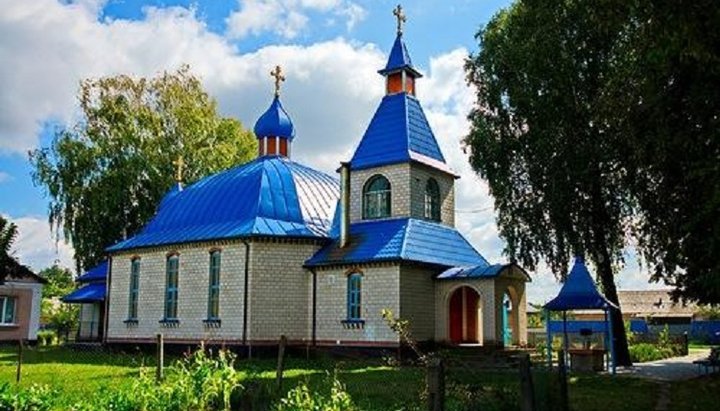 В селе Бохоники активисты заблокировали доступ в храм архиепископу Варсонофию и общине УПЦ