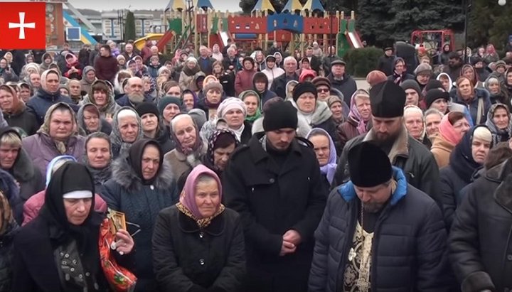 Верующие крестным ходом пришли к зданию райгосадминистрации.