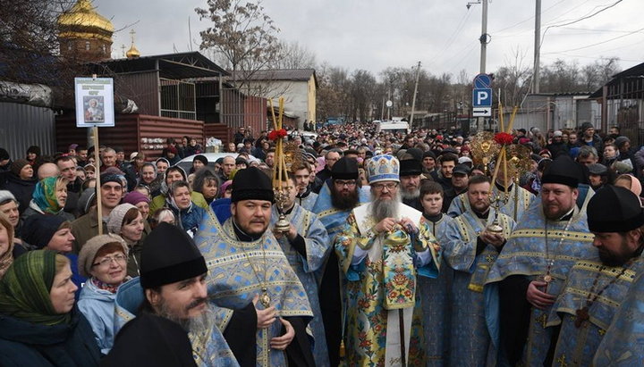 Віряни Запорізької єпархії на чолі з митрополитом Запорізьким і Мелітопольським Лукою пройшли хресною ходою вулицями свого міста