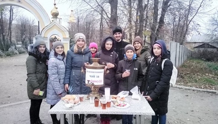 Участники молодежного клуба «Ты не один» со своим духовником иереем Андреем Савельевым.