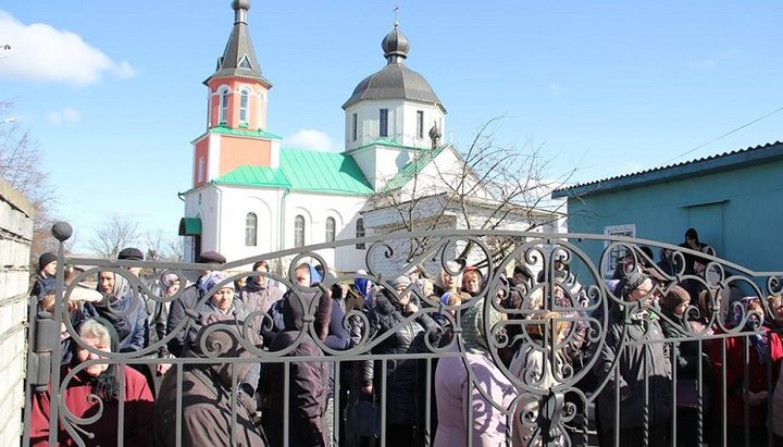 Верные УПЦ не пустили сторонников новой церковной структуры на территорию своего храма.