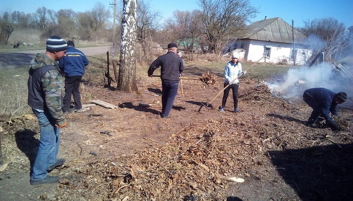 В Оленівці громада захопленого активістами ПЦУ храму будує новий