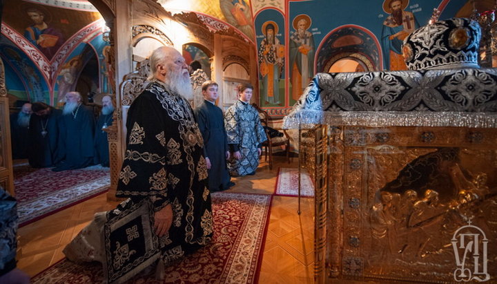 Перед початком засідання Священного митрополит Одеський та Ізмаїльський Агафангел звершив літургію Передосвячених Дарів