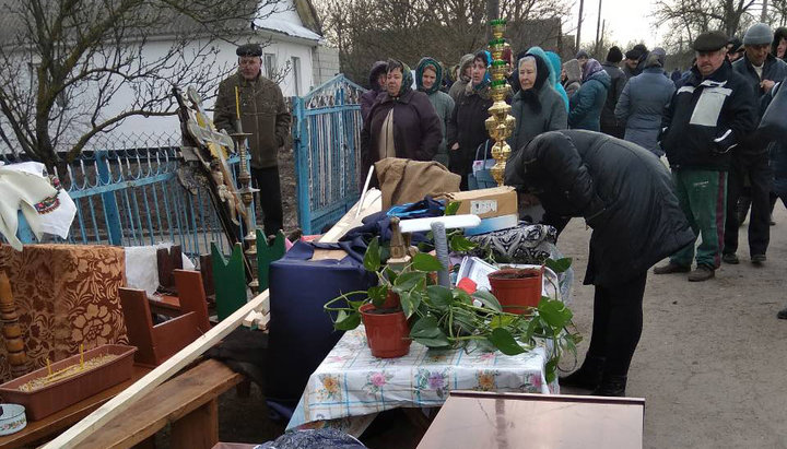 У Курозванах активісти ПЦУ винесли майно УПЦ з будинкового храму прямо на дорогу