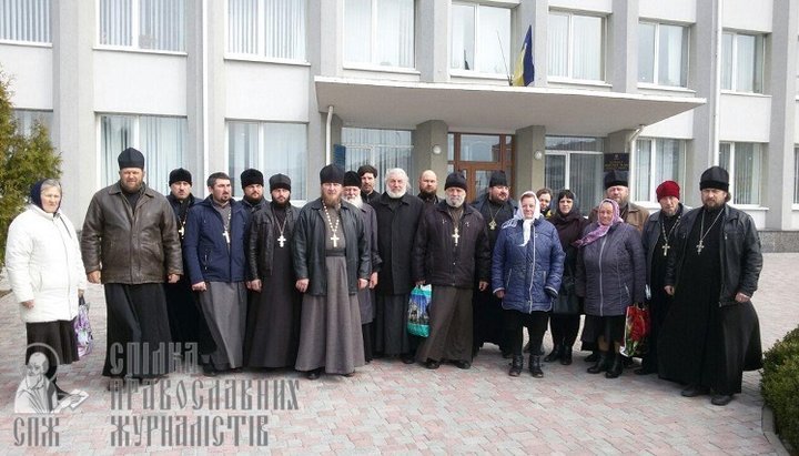 Клірики Корецького благочиння УПЦ просять захистити віруючих і настоятеля храму в Копитові.