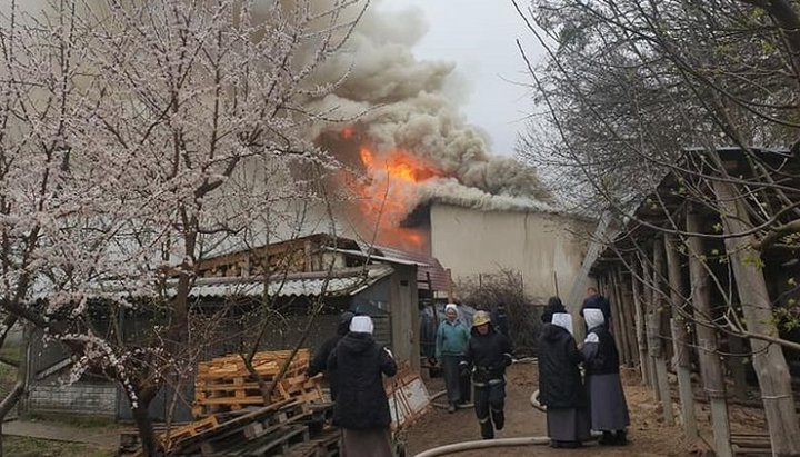 Фото пожежі в монастирі сестер Бенедиктинок, опубліковане в соціальній мережі.