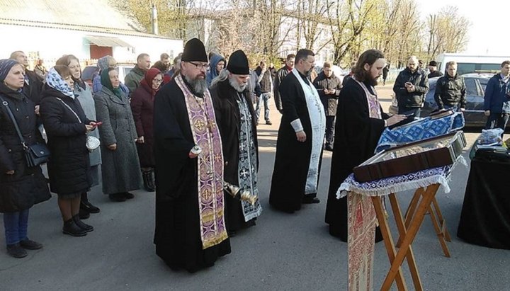 Верующие УПЦ совершают богослужения у закрытого храма.