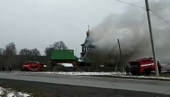 Во время возникновения пожара в церкви находились люди.