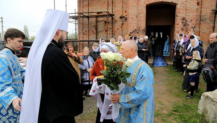 У престольне свято споруджуваного Іверського храму митрополит Митрофан звершив у ньому першу Божественну літургію великоднім чином.