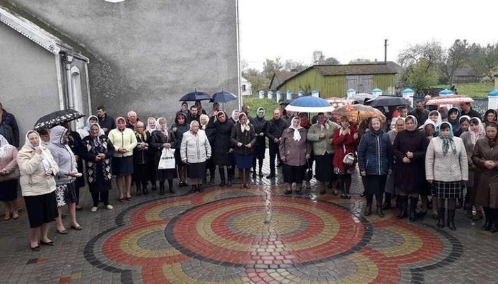 Літургію в неділю, 5 травня, громада УПЦ під проливним дощем служила на вулиці.