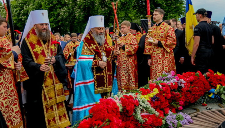 Митрополит Бориспольский и Броварской Антоний (Паканич) и Блаженнейший Митрополит Киевский и всея Украины Онуфрий у Вечного огня