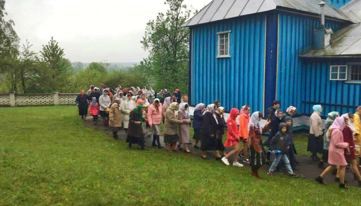 У Брикові близько сотні вірян разом з духовенством пройшли хресною ходою навколо відібраного храму