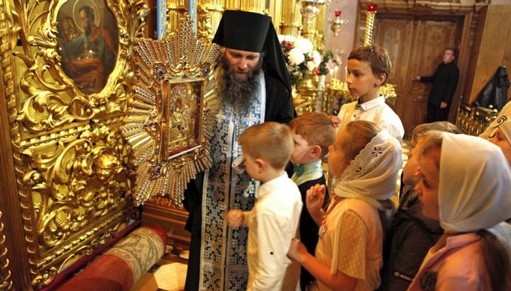 Після молебню діти вклонилися чудотворній «Почаївській» іконі Божої Матері, 30.05.2019. Фото: прес-служба Почаївської лаври