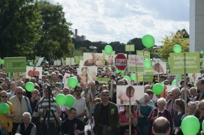 Марш против абортов и эвтаназии в Берлине собрал около 5000 человек