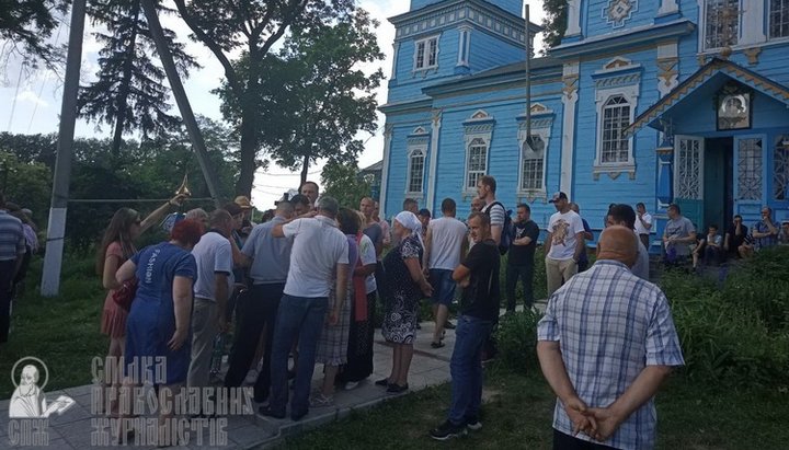 Сторонники ПЦУ пытались захватить храм в Луке-Мелешковской 15 июня 2019 г. Фото: СПЖ