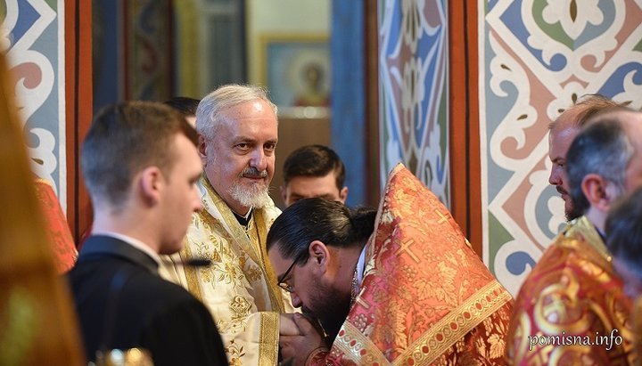 «Архимандрит» Боян Бойович целует руку митрополиту Галльскому Эмануилу (Адамакису). Фото: ПЦУ